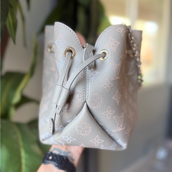 Louis Vuitton Mahina Bella Grey - Picture 4 of 14